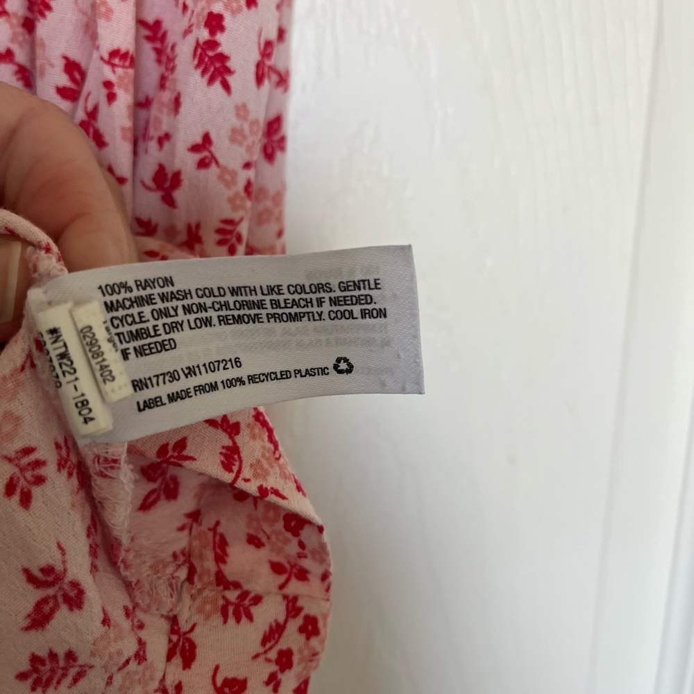 Floral Pink and red print top with flutter sleeves - Picture 3 of 4